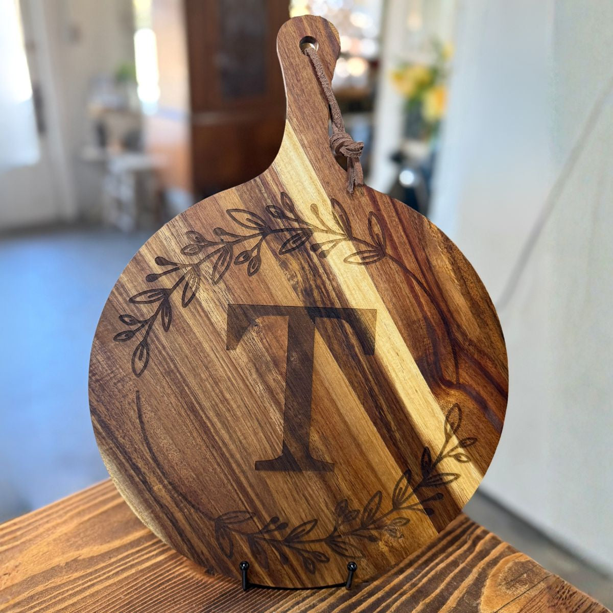 Personalized Round Acacia Cutting Board – Wedding Gift, Closing Gift, Housewarming Keepsake